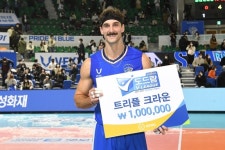 ‘러셀 트리플 크라운’ 삼성화재, 현대캐피탈에 승리