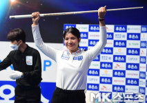 스롱 피아비 결승 진출에 큐 번쩍 [MK포토]