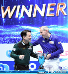 레펜스와 조재호 우승 트로피를 앞에 두고 [MK포토]