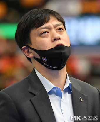실점에 아쉬워하는 이영택 감독 [MK포토]