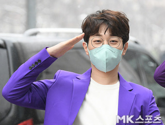 안성훈 '김호중 대신해 경례' [MK포토]