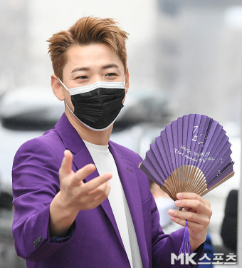영기 '영하의 날씨에 김호중 부채를 들고!' [MK포토]