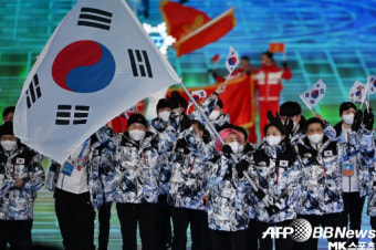 한국, 73번째 입장…곽윤기·김아랑 기수 ‘선수 11명만 참석’ [베이징올림픽]