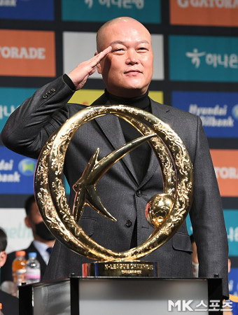 경례하는 김천 상무 김태완 감독 [MK포토]