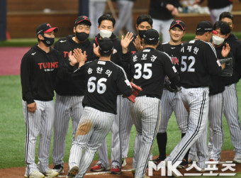 오지환-김현수 '3-0 완승 하이파이브' [MK포토]