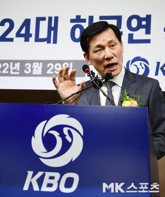 취재진의 질문에 답하는 KBO 허구연 신임 총재 [MK포토]