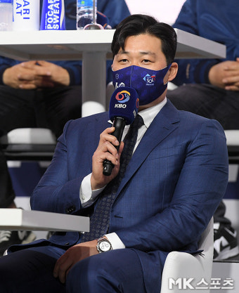 오승환 '이대호 은퇴투어 축하해' [MK포토]