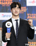 박승수 영광의 신인선수상 수상 [MK포토]