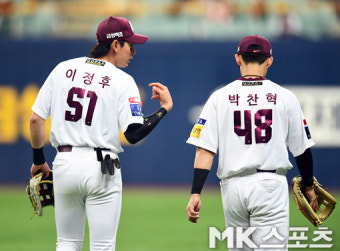이정후 '슈퍼루키 박찬혁에 원포인트 레스' [MK포토]