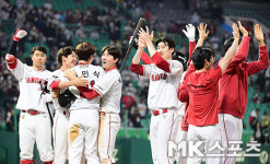 SSG '상대 끝내기 실책으로 3연승 거뒀어요' [MK포토]