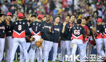 KIA '2연승 하이파이브' [MK포토]