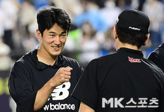 이강철 감독 '고영표, 시즌 9승을 축하해' [MK포토]
