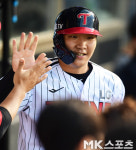 문보경 신나는 하이파이브 [MK포토]