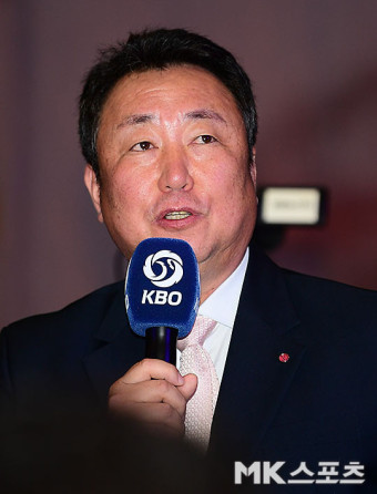 경남고 김범석을 1라운드 지명하는 LG 차명석 단장 [MK포토]