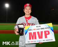 MVP 이종혁 부상으로 디크리스 건강팔찌 받았어요 [MK포토]