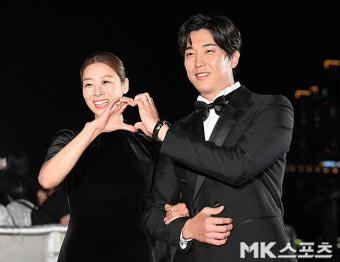 강경준 장신영 부부 '사랑의 하트' [MK포토]