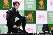 무진 앉아서 포토타임 [MK포토]
