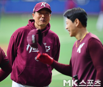 홍원기 감독 '송성문 바라보며 흐믓한 미소' [MK포토]