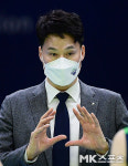 강성형 감독 안정감 있게 [MK포토]