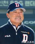 훈련 모습 지켜보는 두산 이정훈 2군 감독 [MK포토]