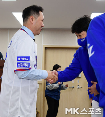 박진만 신임 감독 '오승환, 잘 부탁한다' [MK포토]