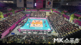 흥국생명 ‘배구열기 실감하는 만원관중’ [MK포토]