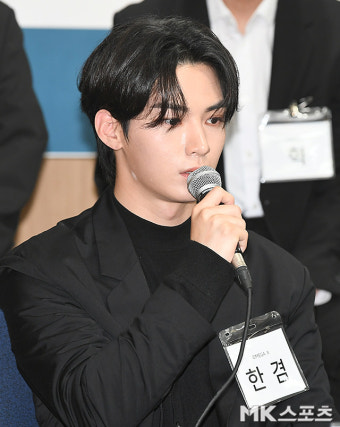 입장 밝히는 오메가엑스 한겸 [MK포토]