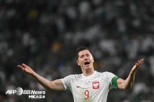 골대 불운 이겨냈다…WC 데뷔골 나오자 눈물 글썽인 레반돕, 최고의 하루 보내다 [카타르월드컵]