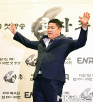 양준혁 ‘효자촌 대박 기원 만세타법’ [MK포토]