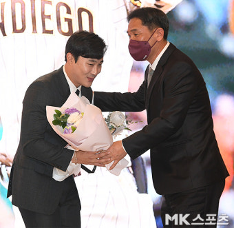 고형욱 단장 ‘김하성 축하’ [MK포토]