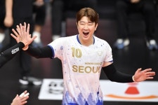 ‘나경복 트리플크라운·김지한 20점’ 우리카드, OK금융그룹에 올 시즌 3전 전승…3위 등극 [MK안산]