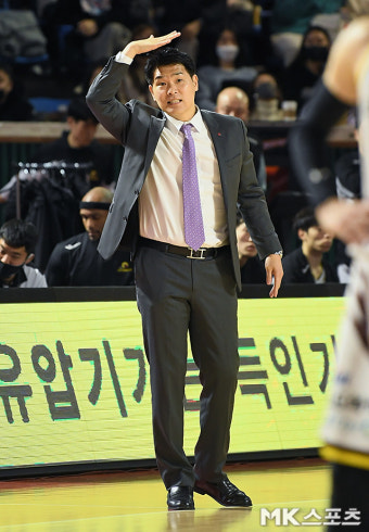 경기 지켜보는 조상현 감독 [MK포토]