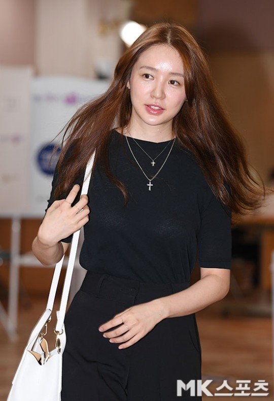 배우 윤은혜, SNS에 올린 학생 mood 셀카에 팬들 놀라움