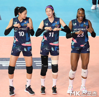 김연경-김수지 ‘즐거운 댄스’ [MK포토]