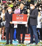 18년 만에 왕별로 우뚝, 배구여제의 쑥스러움 “MVP 김희진 생각…인생네컷도 처음” [MK인터뷰]