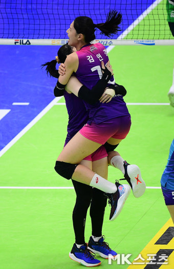 김연경 ‘후배 김미연 품에 와락~’ [MK포토]