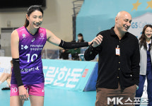 김연경-아본단자 감독 ‘흥국에서 또 만났네’ [MK포토]