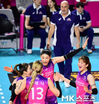 김연경 ‘아본단자 감독님, 데뷔전 승리를 위해’ [MK포토]