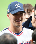 취재진들과 인터뷰 갖는 에드먼 [MK포토]