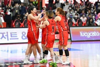 15점차 극복→창단 첫 봄 농구 승리…BNK, 삼성생명 꺾고 85.1% 확률 얻어 [WKBL PO]