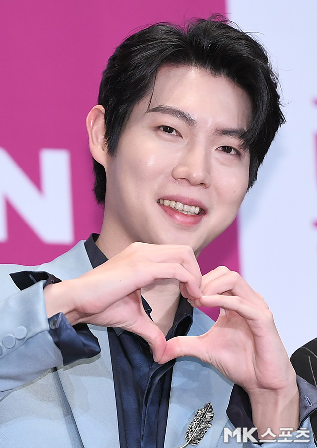 손태진, 다채로운 매력 발산 열린음악회 녹화 현장에서 하트 날리는 모습 공개