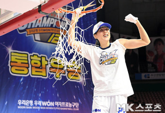 MVP 김단비 ‘화끈한 통합우승 세리머니’ [MK포토]