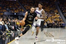 ‘커리 36점’ GSW, 새크라멘토에 반격 [NBA PO]