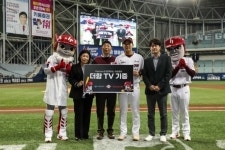 키움 김휘집, 구로희망복지재단 통해 세곡경로당에 ‘더함TV’ 기증