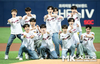 오메가엑스 ‘고척돔 축하공연에 야구팬들 시선 집중’ [MK포토]