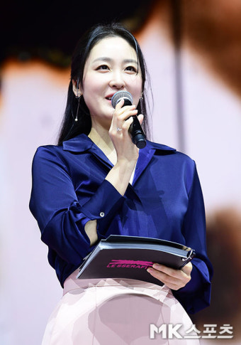 신아영 아나운서 ‘르세라핌 쇼케이스 진행’ [MK포토]