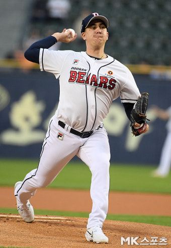 두산 딜런 ‘KBO 데뷔전’ [MK포토]