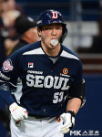 ‘투런포’ 양석환 ‘풍선껌을 힘껏 불면서 진루’ [MK포토]