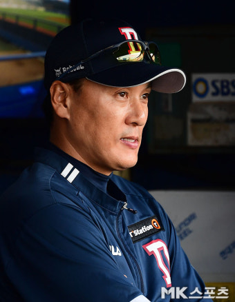 경기 지켜보는 이승엽 감독 [MK포토]