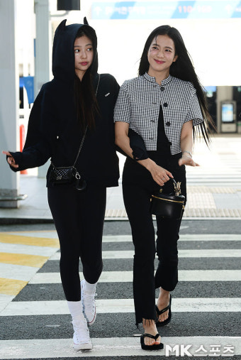 블랙핑크 제니-지수 ‘다정하게 팔짱 끼고 출국’ [MK포토]